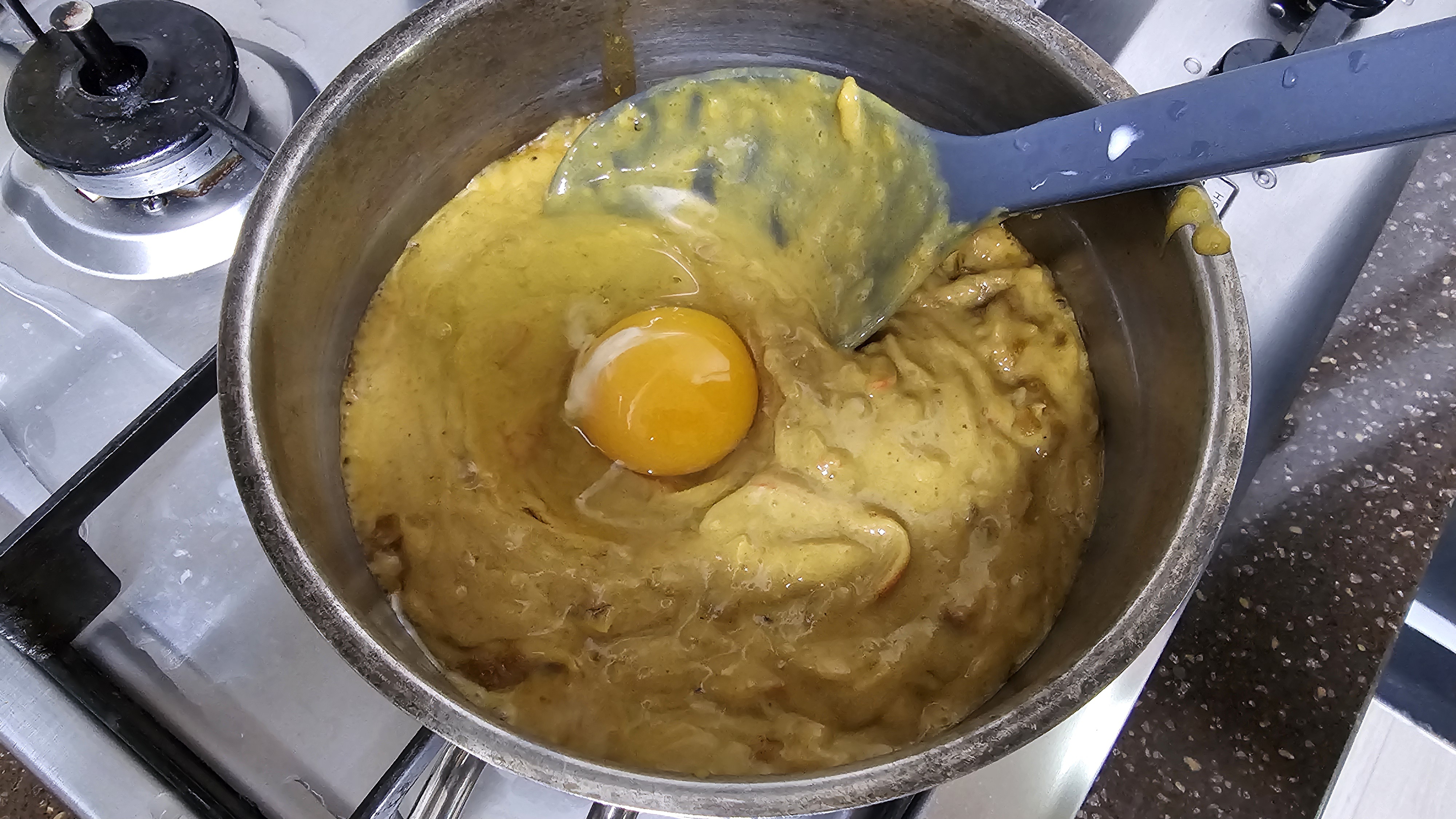 먹기직전 계란1알을 풀어요