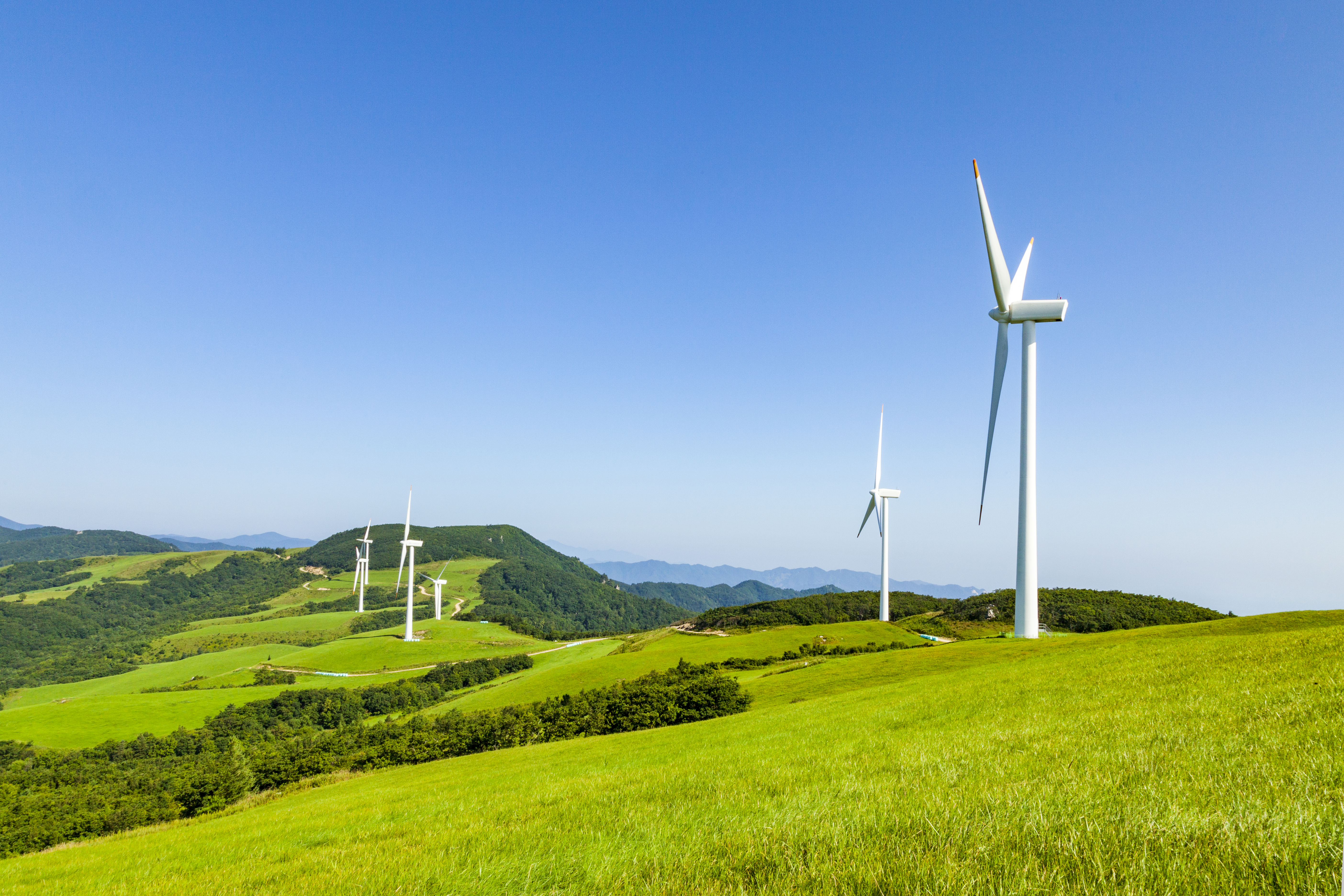 풍력 에너지는 자연에서 발생하는 바람을 이용하여 에너지를 생성하는 방식입니다. 풍력 발전소는 풍력터빈을 사용하여 바람의 힘을 전기로 변환합니다. 풍력 에너지는 지속적으로 생성되는 자연 에너지이기 때문에 친환경 에너지 중 하나로 평가받고 있습니다.