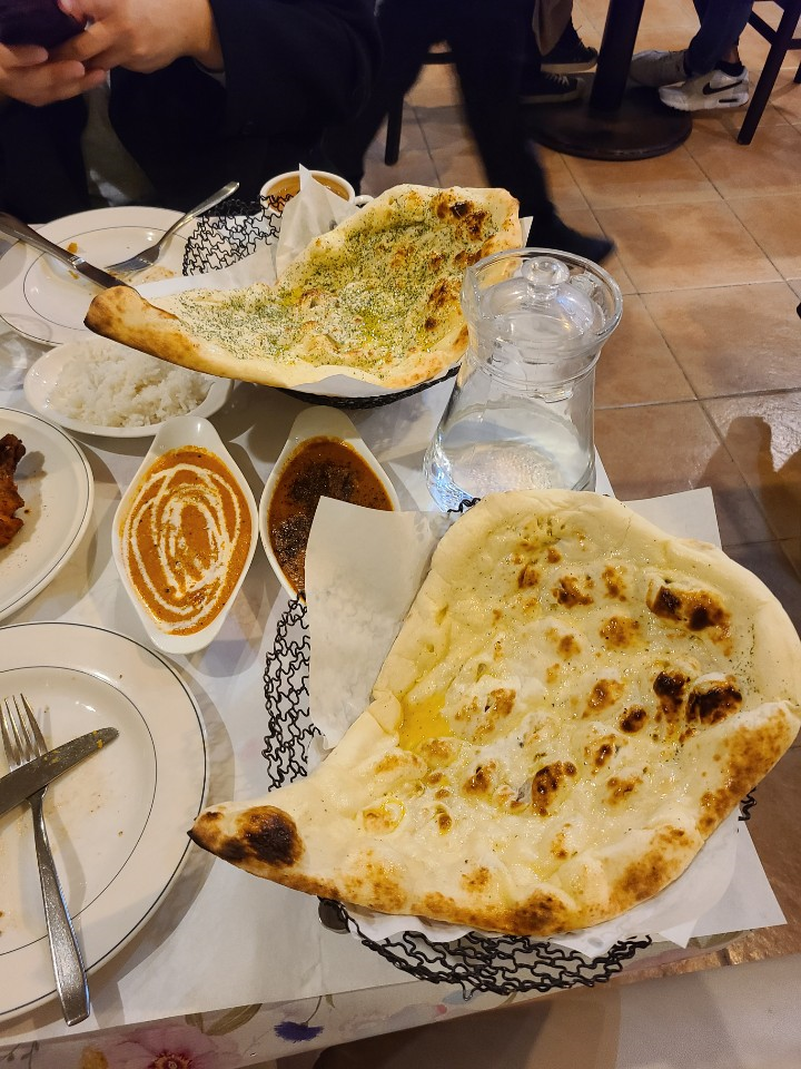 인도식 빵 난과 치킨커리, 페퍼프론커리 사진