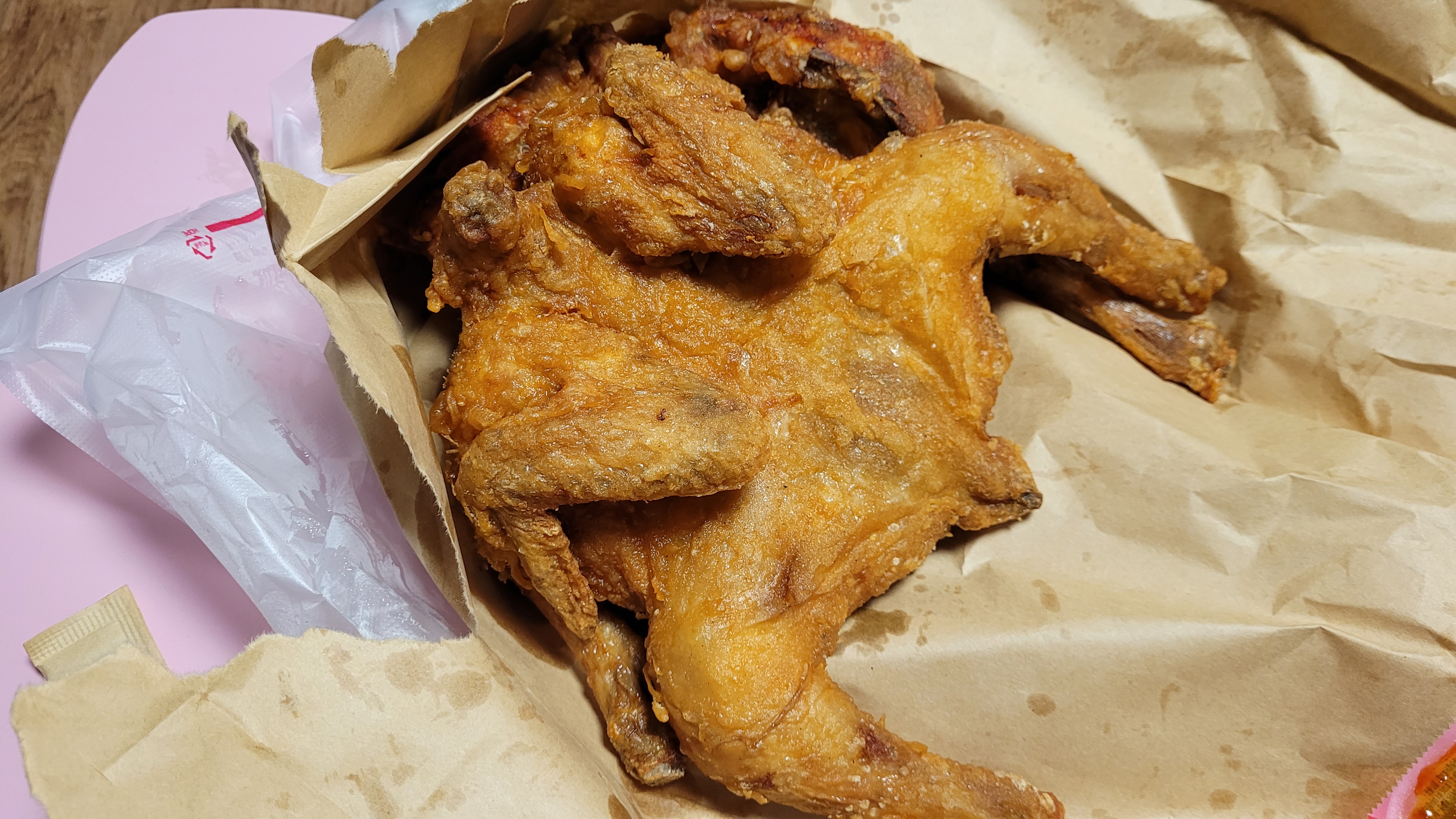  가마치 통닭은 한마리 갖고는 안되지.