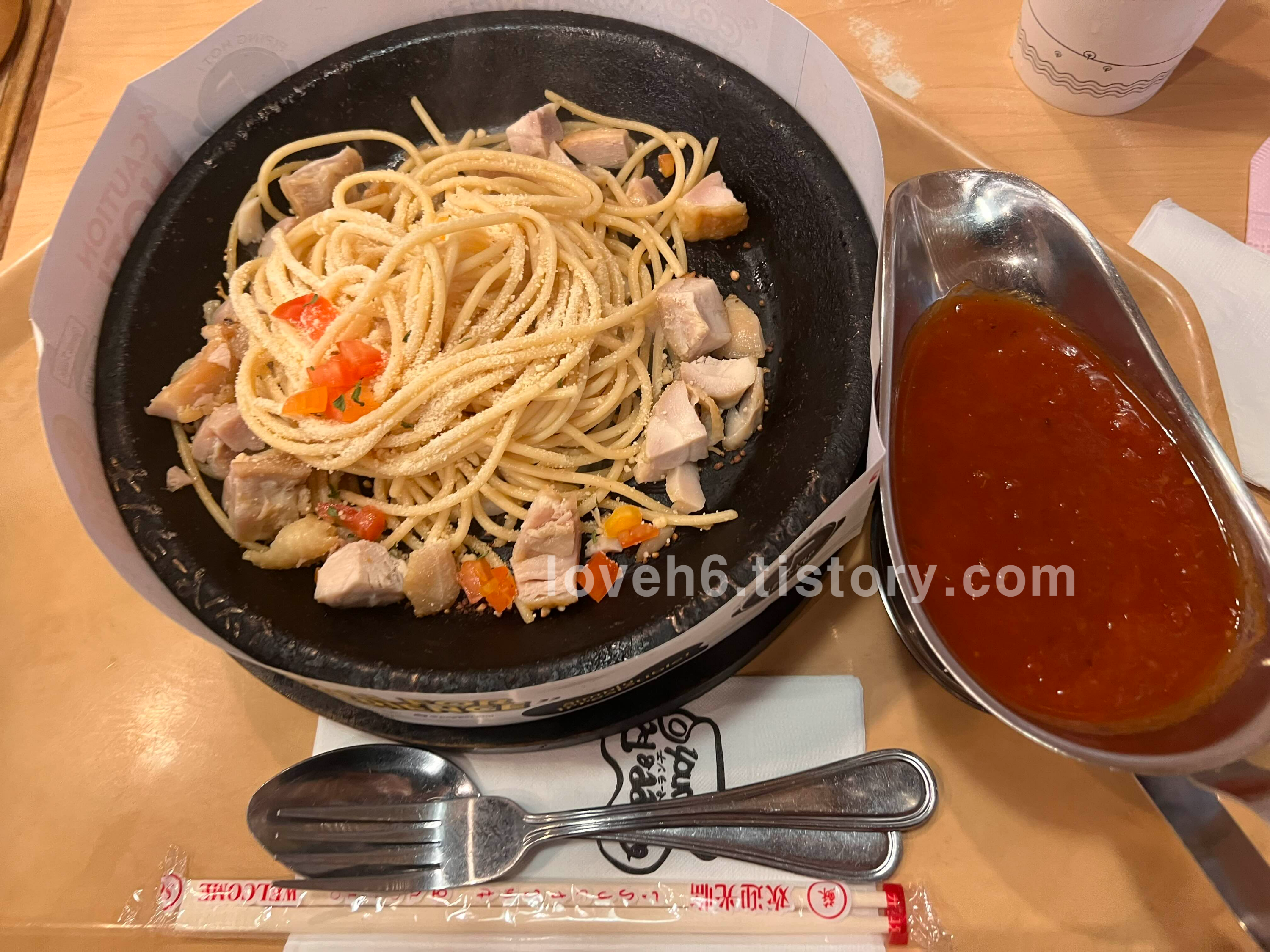 그리고 제가 주문한 치킨 토마토 파스타까지
다 나왔어요
소스가 따로 나옵니다
토마토 파스타도 역시나
누구나 다 아는 토마토 파스타맛이었고요
치킨은 먹을수록 점점 더
익혀져서 약간 딱딱한 부분도 있었어요
그리고 파스타 소스는 약간 더 진했으면
좋겠다는 생각이 들었어요