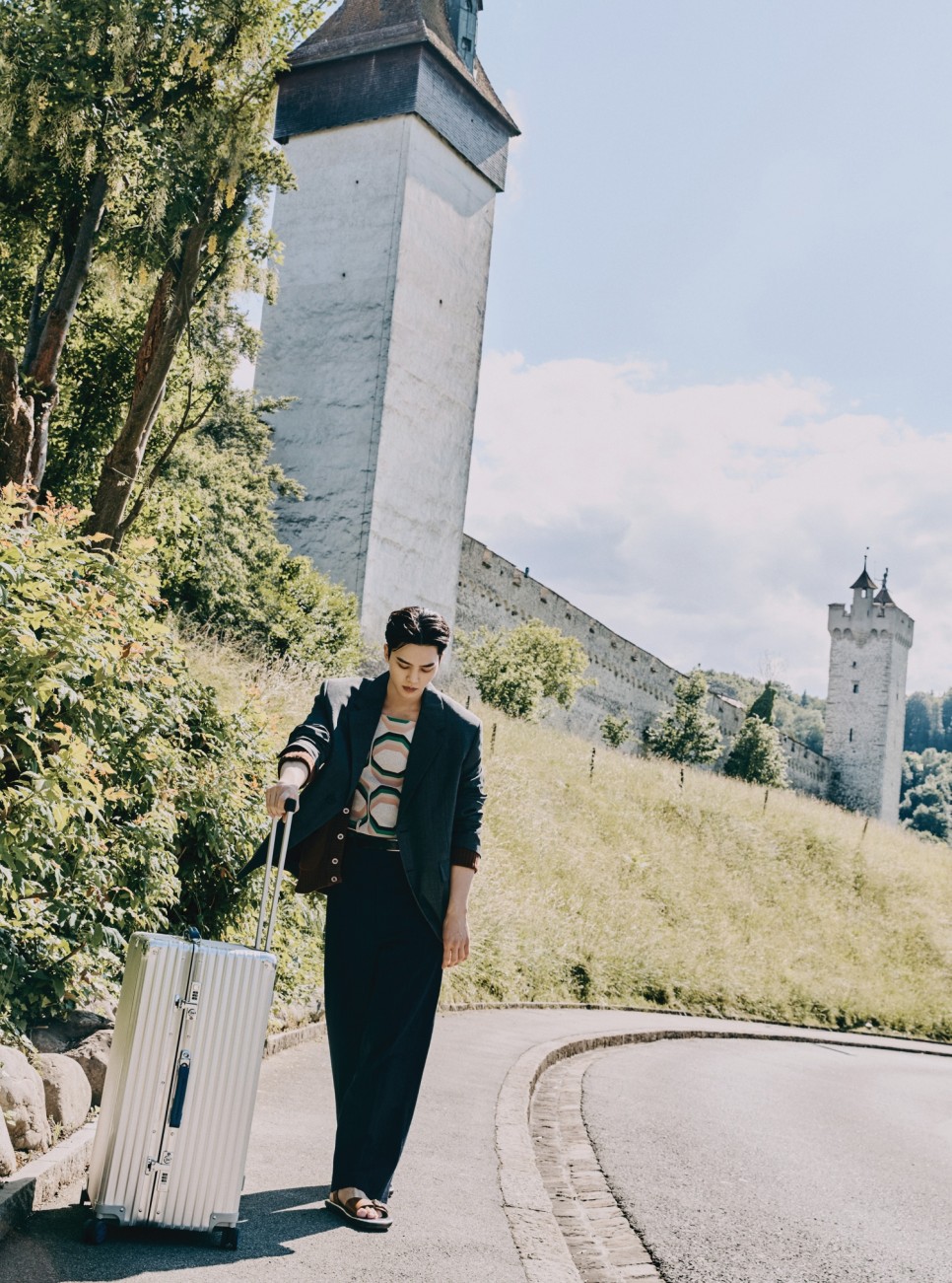 명품 캐리어 Remo와 클래식 컬렉션 x 송강 노블레스 화보 패션 : 남성 크로스백 추천! 2