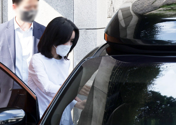  김 여사, 추모 음악회 단독 참석해 메시지까지.. 민주 "'조용한 내조' 약속 어긴 尹 사과해야"