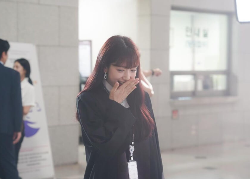 웃고있는-긴머리여성의모습