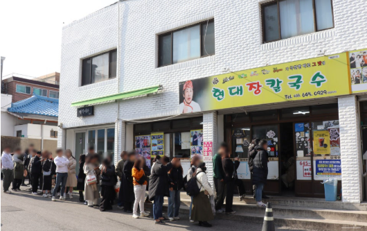 현대장칼국수는 백종원의 3대천왕, 맛있는녀석들 등 여러 방송 프로그램에 소개된 유명한 맛집입니다. 방송 출연 이후 더욱 많은 이들의 발길이 이어지고 있습니다.
