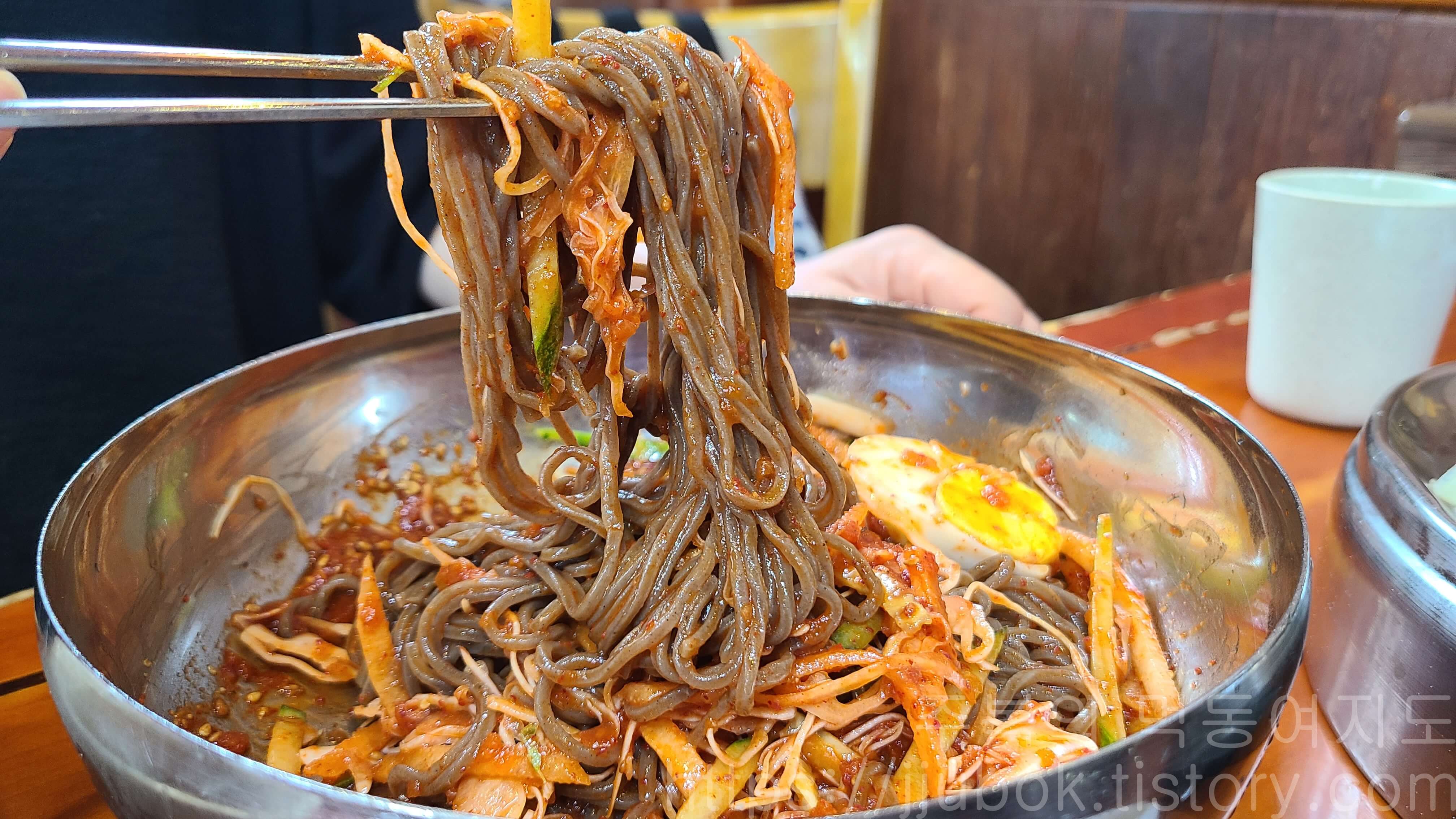 청실홍실-모밀비빔국수-맛