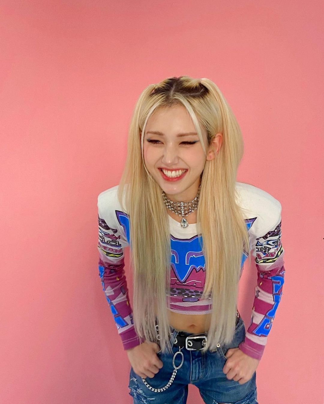 여자아이돌-전소미-몸매-배꼽-청바지-엉덩이-노출 섹시-가슴-허리-골반