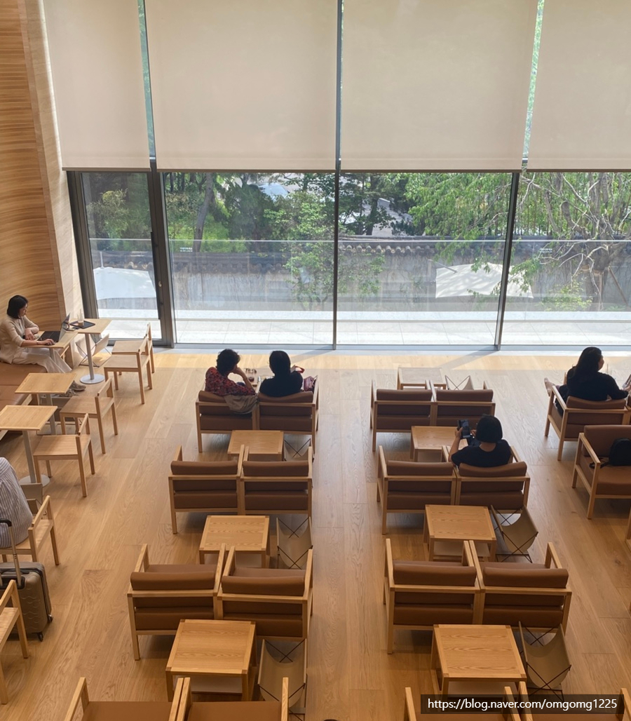 포스톤즈 삼청 뷰카페 통창 내부