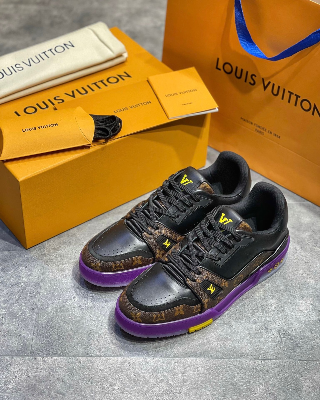  [LOUIS VUITTON] 루이비통 트레이너 스니커즈 1A8WJ8