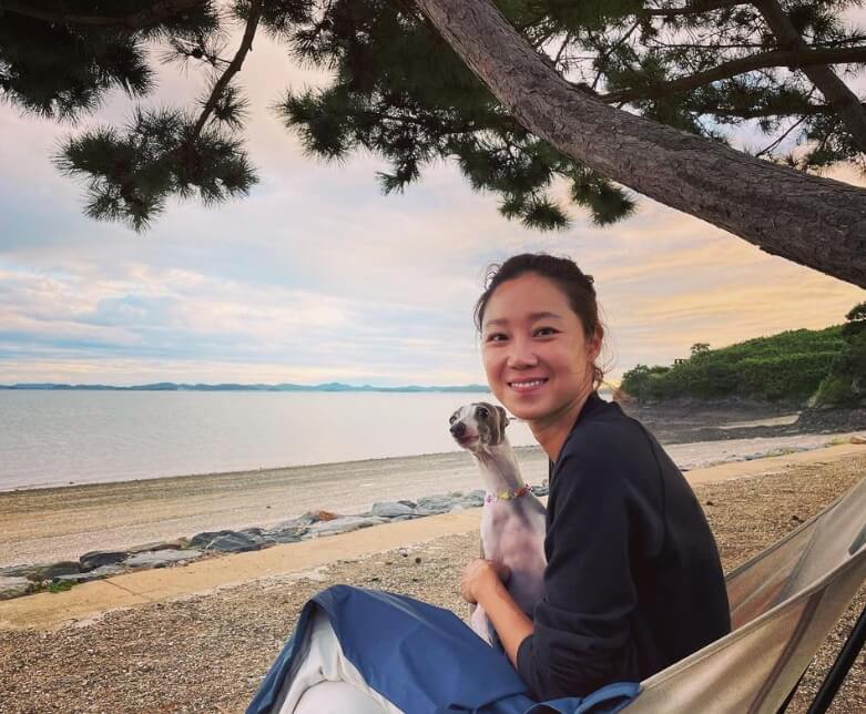 바닷가앞에서-강아지와함께있는-여성의모습
