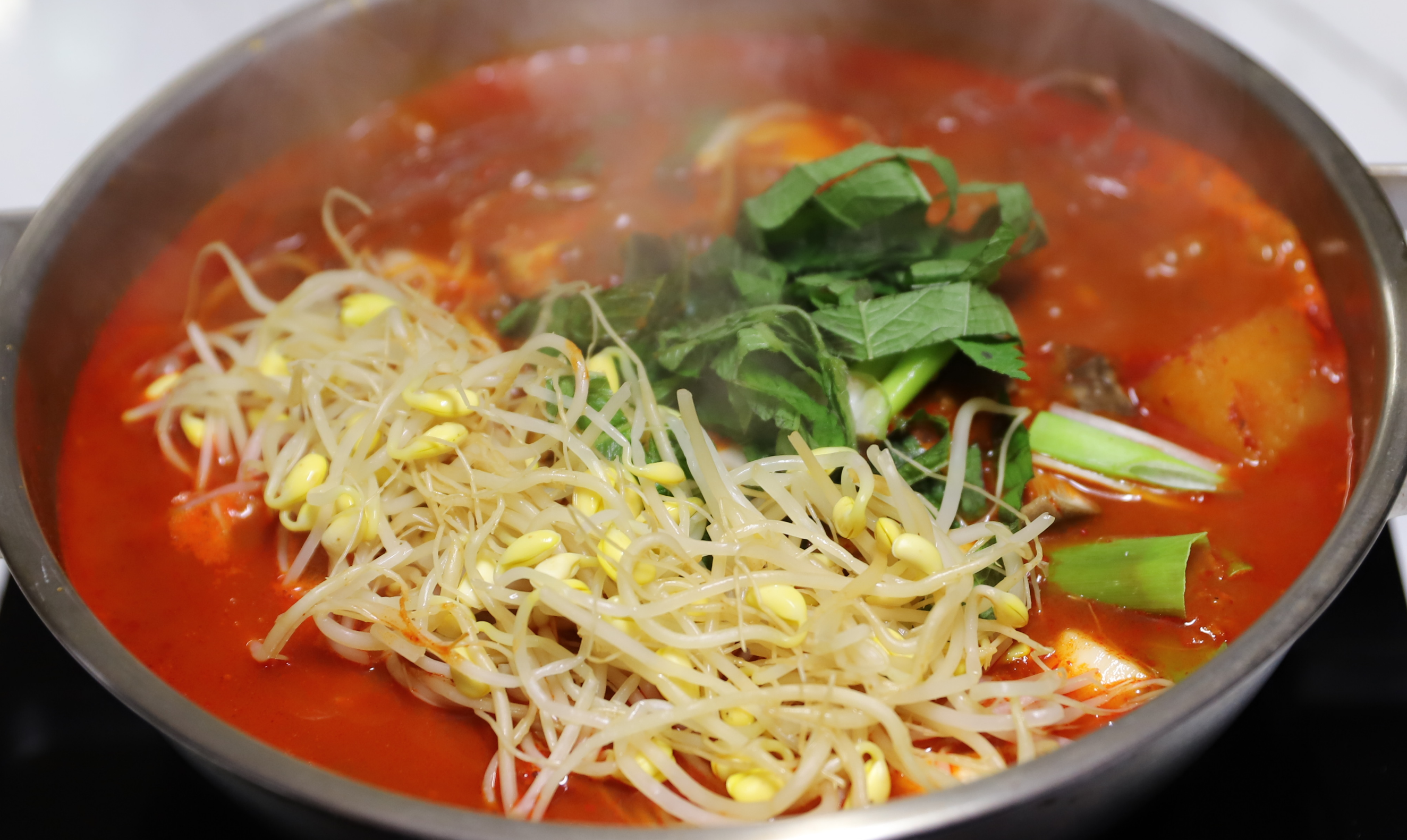 짚신매운돼지갈비찜 스타일 돼지갈비찜 끓이는 사진