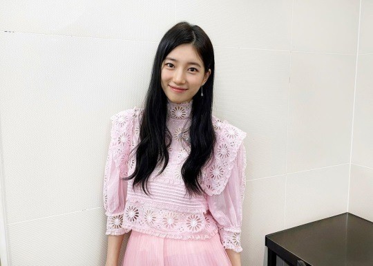  수지, 이런 옷도 소화하다니..핑크 공주가 따로없네 [사진]