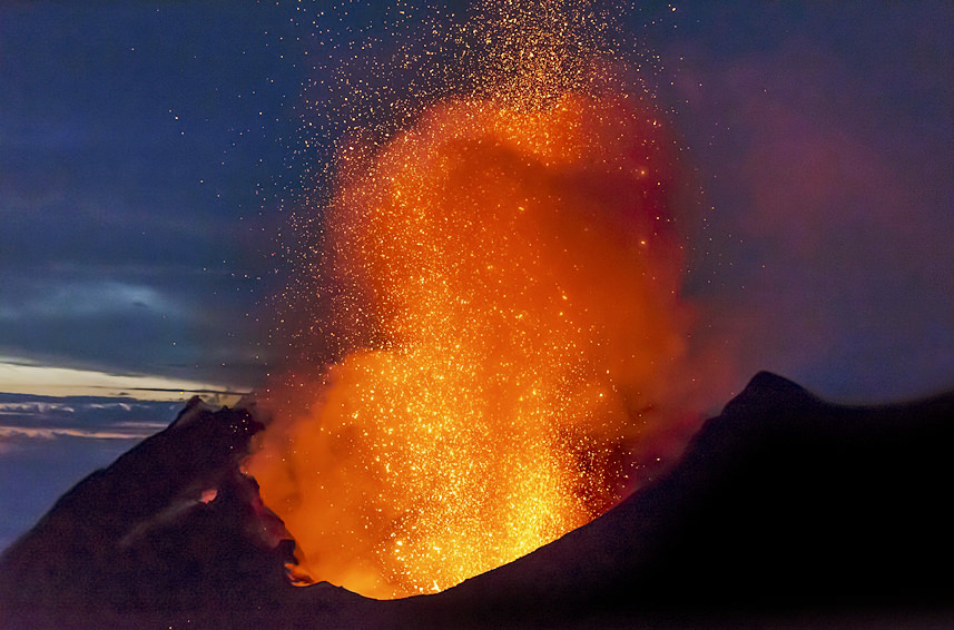 화산폭발로 용암이 분출하는 모습