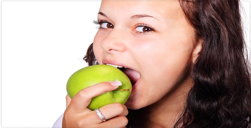 사과를 한 입 먹고 있는 여자