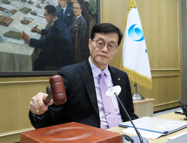 이창용 한국은행 총재가 금융통화위원회 회의에서 의사봉을 두드리고 있다.