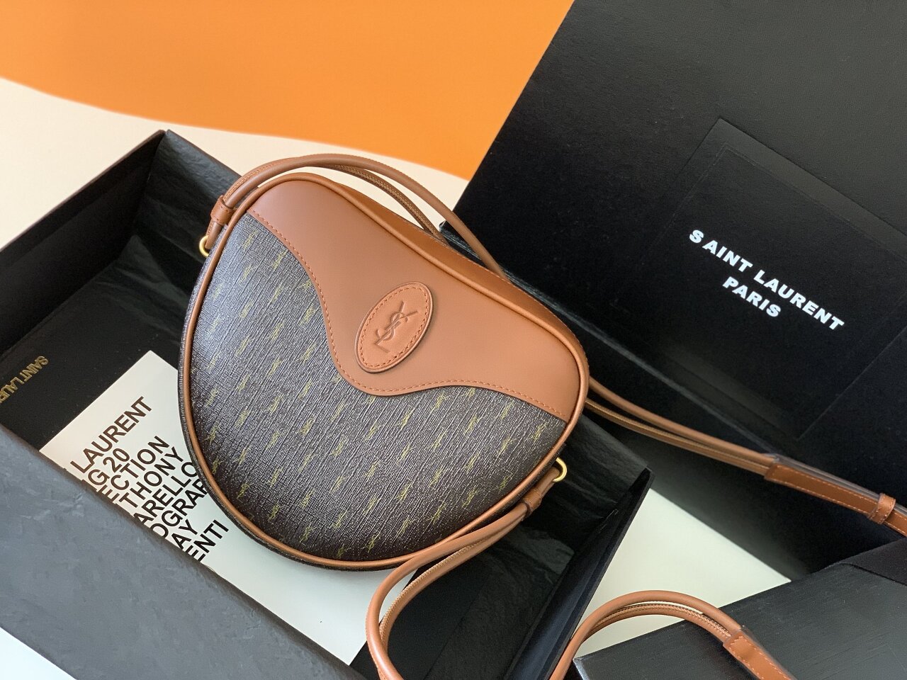  [SAINT LAURENT] 생로랑 캔버스 빈티지 가죽 모노그램 꾀르 백 67526095G3W9080 (2 COLOR)