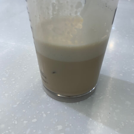 커피 거품기로 만든 우유 거품