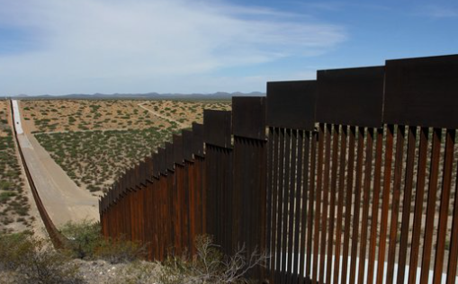 높이 9m의 미국-멕시코 철제 장벽&#44; 길게 늘어선 황량한 초원