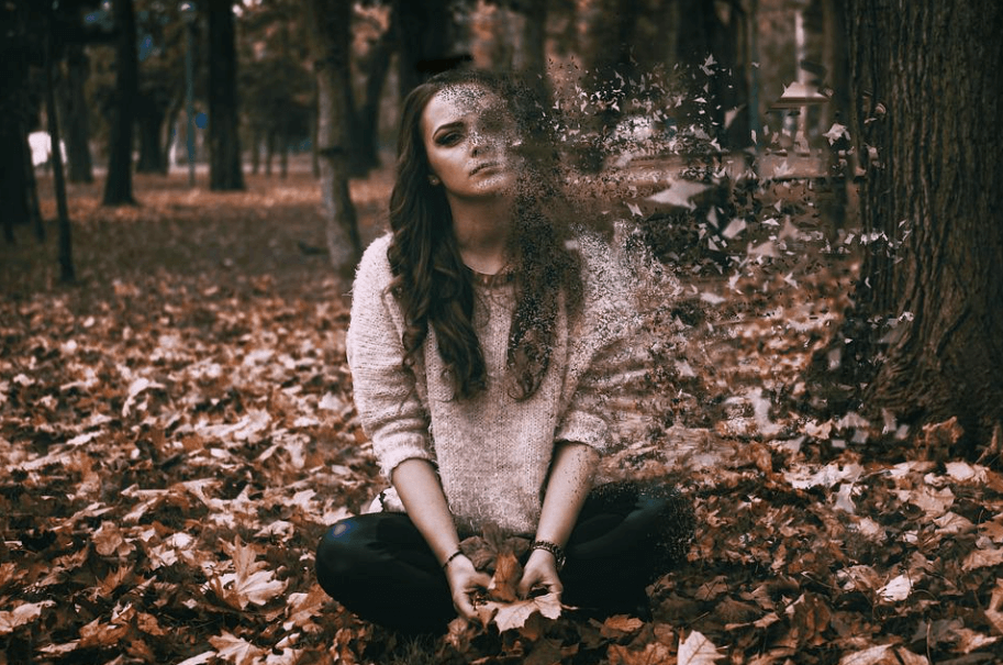 낙엽이있는바닥에-앉아있는여성의모습
