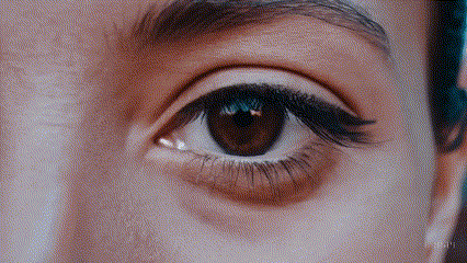 소라로 제작한 영상. 프롬프트: 마법의 시간 동안 마라케시에 서서 눈을 깜박이는 24세 여성의 극단적인 클로즈업&#44; 70mm로 촬영된 영화 필름&#44; 피사계 심도&#44; 생생한 색상./오픈AI