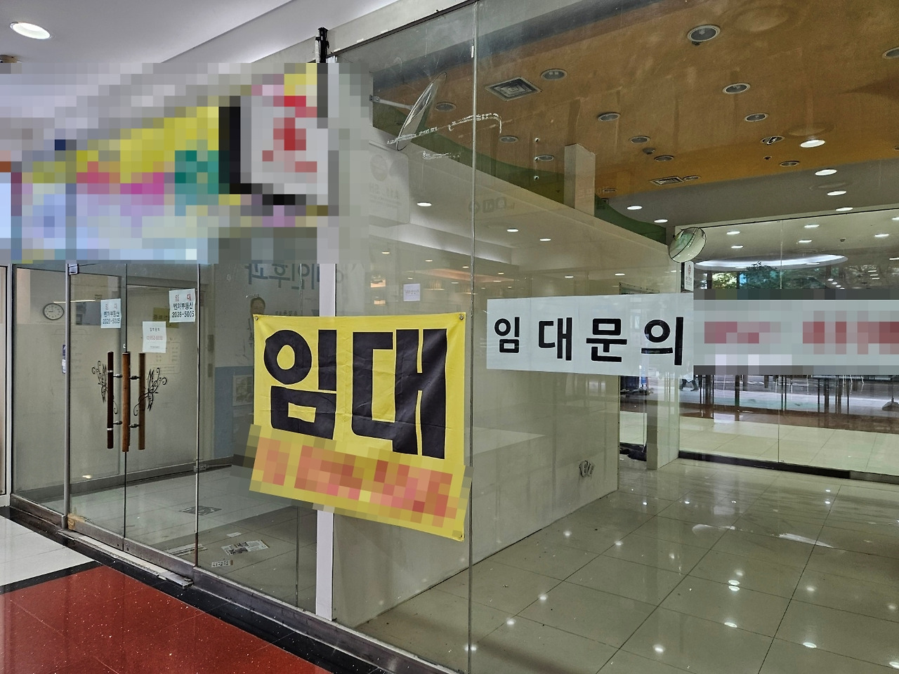 재미있는 제목: &quot;기회의 문이 활짝! 지금 바로 당신의 비즈니스를 시작하세요!&quot;

한국어 (Korean):
대체 텍스트: &quot;상가 유리문에 '임대' 노란색 배너와 '임대문의' 글씨가 붙어있는 상업 공간의 모습. 비어있는 공간에서 새로운 사업 기회.&quot;
클릭 유도: &quot;이 매력적인 상가에 대한 자세한 정보를 얻고 성공적인 투자를 시작하세요!&quot;
영어 (English):
Alt Text: &quot;Commercial space with a yellow 'For Lease' banner and 'Lease Inquiry' text on its glass door. New business opportunity in a vacant unit.&quot;
Call to Action: &quot;Get more information about this appealing commercial unit and make a successful investment!&quot;
중국어 (Chinese):
Alt Text: &quot;商业空间，玻璃门上挂着黄色“出租”横幅和“租赁咨询”文字。空置单元中的新商机。&quot;
Call to Action: &quot;获取有关此吸引人的商业单元的更多信息，并进行成功的投资！&quot;
일본어 (Japanese):
Alt Text: &quot;「賃貸」の黄色いバナーと「賃貸のお問い合わせ」の文字がガラスドアに貼られた商業スペース。空室での新しいビジネスチャンス。&quot;
Call to Action: &quot;この魅力的な商業ユニットに関する詳細情報を入手し、成功した投資をしましょう！&quot;
베트남어 (Vietnamese):
Alt Text: &quot;Không gian thương mại với biểu ngữ 'Cho Thuê' màu vàng và chữ 'Liên hệ Thuê' trên cửa kính. Cơ hội kinh doanh mới trong một đơn vị trống.&quot;
Call to Action: &quot;Nhận thêm thông tin về đơn vị thương mại hấp dẫn này và thực hiện một khoản đầu tư thành công!&quot;
스페인어 (Spanish):
Alt Text: &quot;Espacio comercial con una pancarta amarilla de 'En Alquiler' y texto 'Consulta de Alquiler' en su puerta de cristal. Nueva oportunidad de negocio en una unidad vacía.&quot;
Call to Action: &quot;¡Obtenga más información sobre esta atractiva unidad comercial y realice una inversión exitosa!&quot;
프랑스어 (French):
Alt Text: &quot;Espace commercial avec une bannière jaune 'À Louer' et le texte 'Demande de Location' sur sa porte vitrée. Nouvelle opportunité commerciale dans une unité vacante.&quot;
Call to Action: &quot;Obtenez plus d'informations sur cette unité commerciale attrayante et réalisez un investissement réussi !&quot;