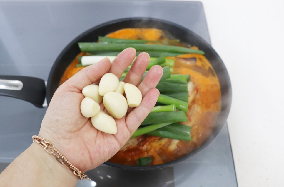 어남선생님 류수영 김치찜 레시피 돼지고기 앞다리접시 묵은김치요리 22