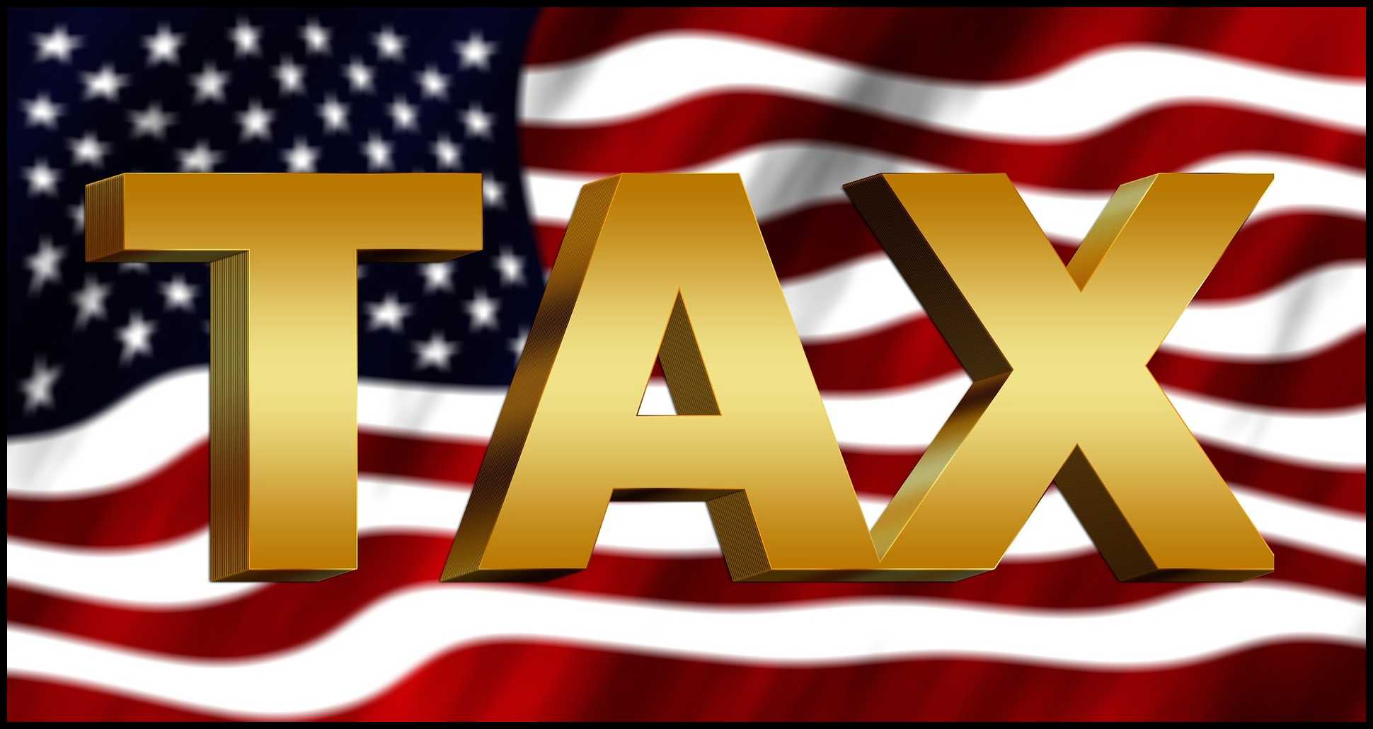 미국 국기를 배경으로 TAX 단어가 그려진 이미지