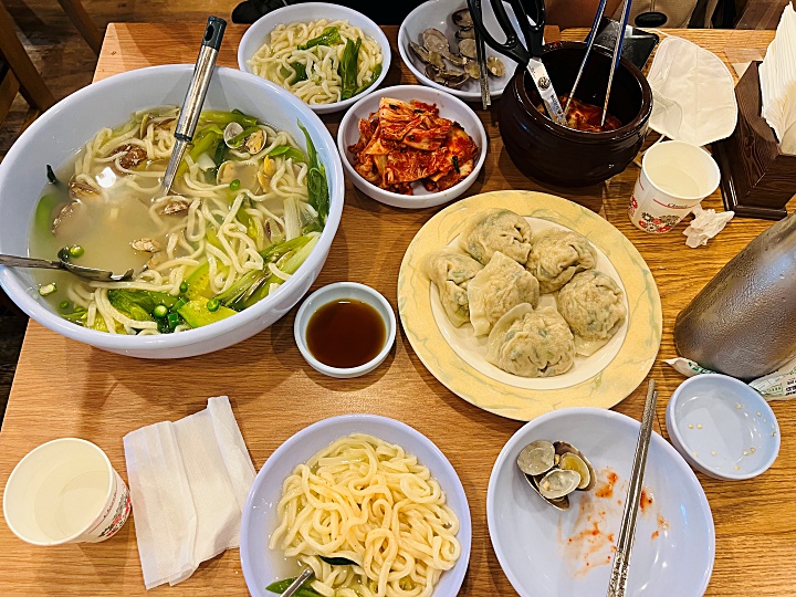 칼국수와 만두 차림