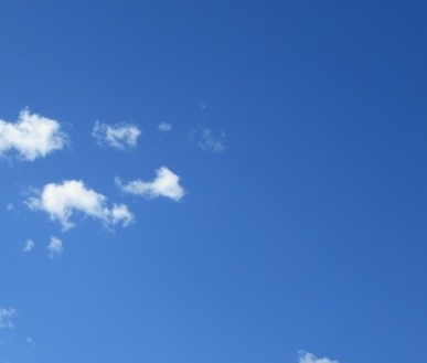 파란 하늘에 작고 하얀 구름들
