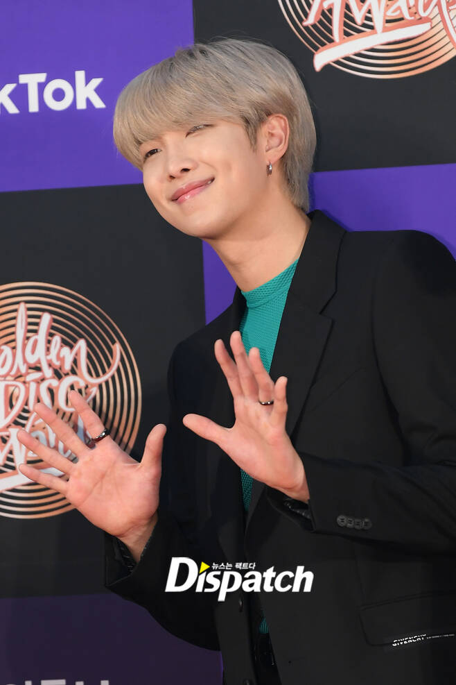  바쁜 스케줄에도 짬짬히 읽는다는 RM의 책 리스트