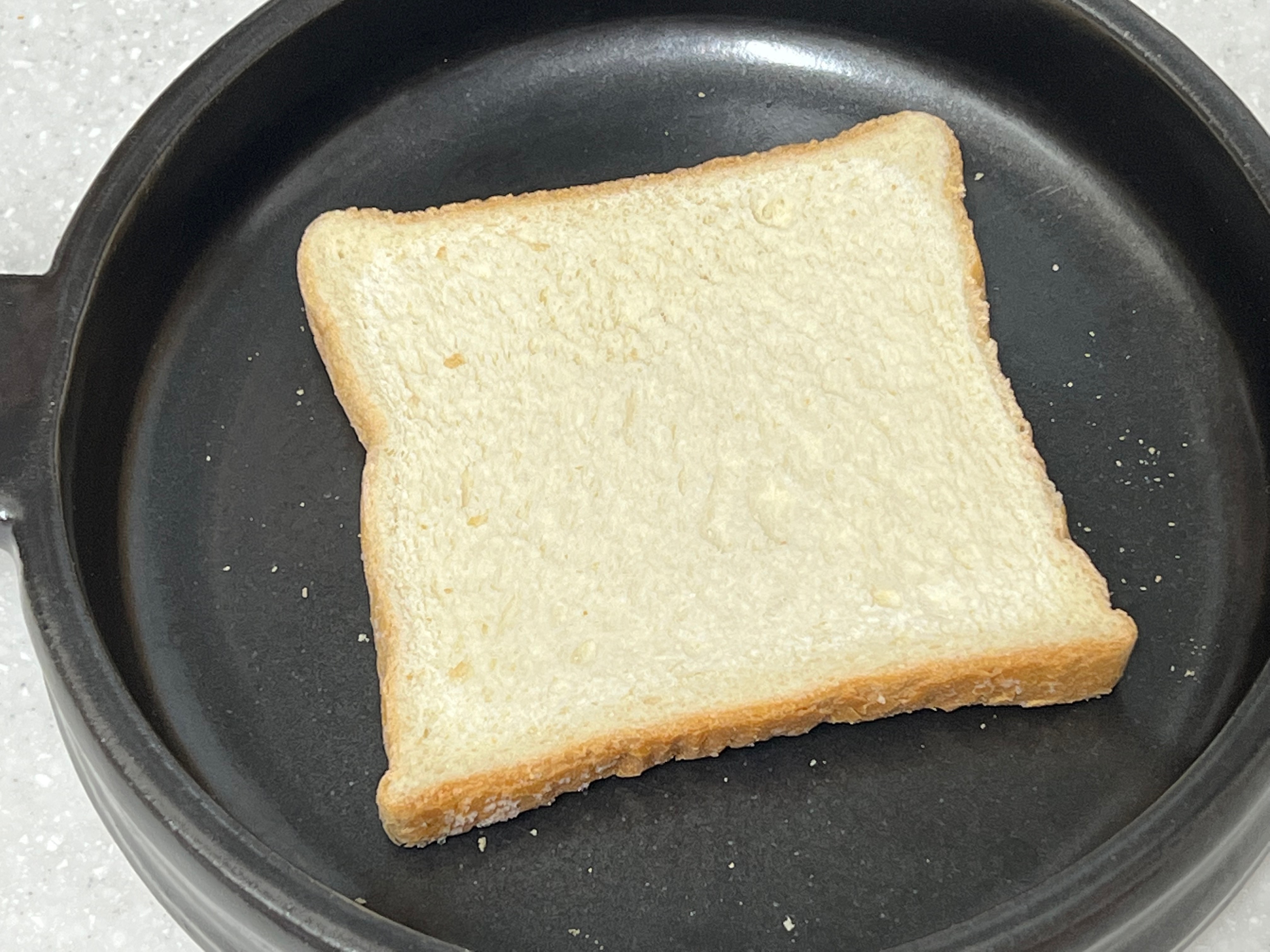 식빵 한 장 놓여있는 접시