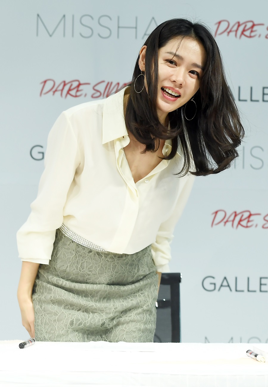  환한 얼굴의 손예진