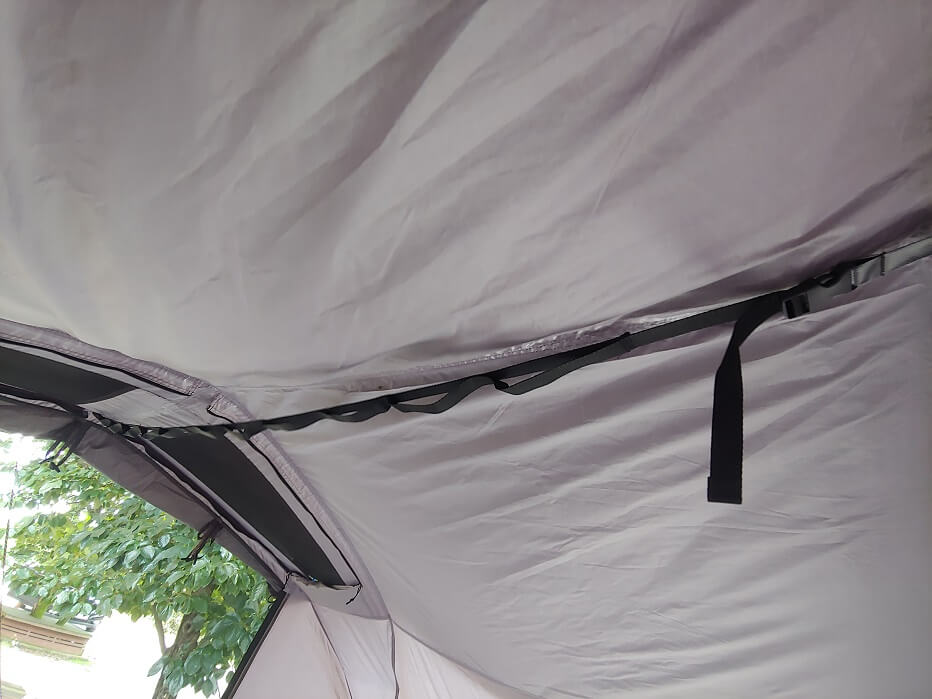 텐트천장-위에-검정색-데이지체인