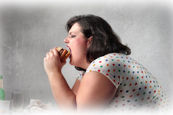비만 여성이 햄버거 먹는 모습