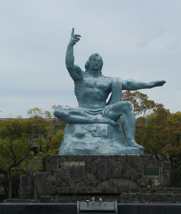 나가사키-원폭공원에-설치된-평화의기념상을-찍은-사진