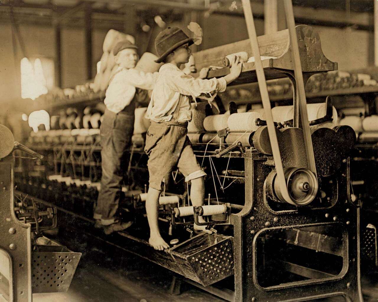 산업혁명-시대의-소년-노동자들이-공장에서-일을-하고-있다
