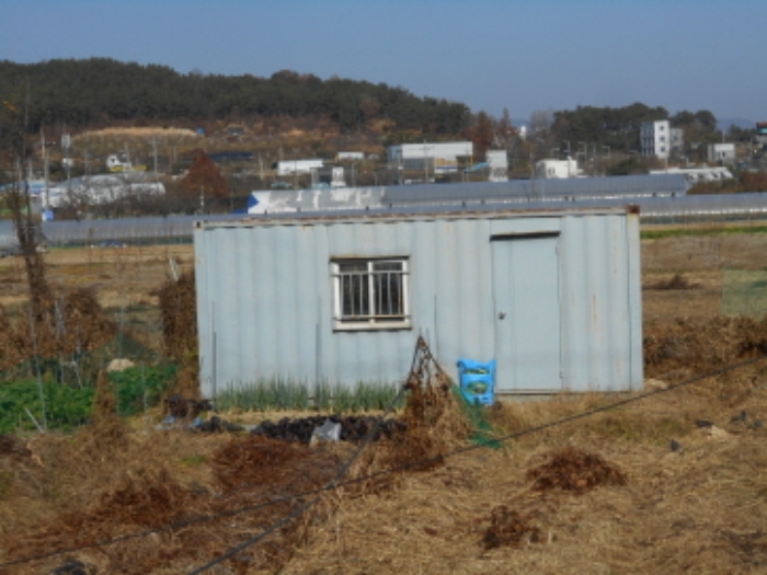 대전지방법원2022타경7709 컨테이너 모습(북쪽 경계 부분의 중간 지점)