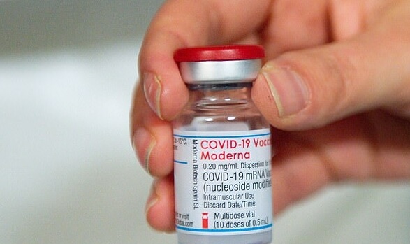  모더나 지난해 COVID 백신 접종자,  최근 접종자에 비해 감염 확률 거의 2배 급증 Moderna says people who received its Covid vaccine last year are nearly..