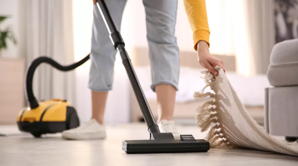 바닥을 진공 청소기로 청소하는 여성(이미지 출처: 셔터스톡)
