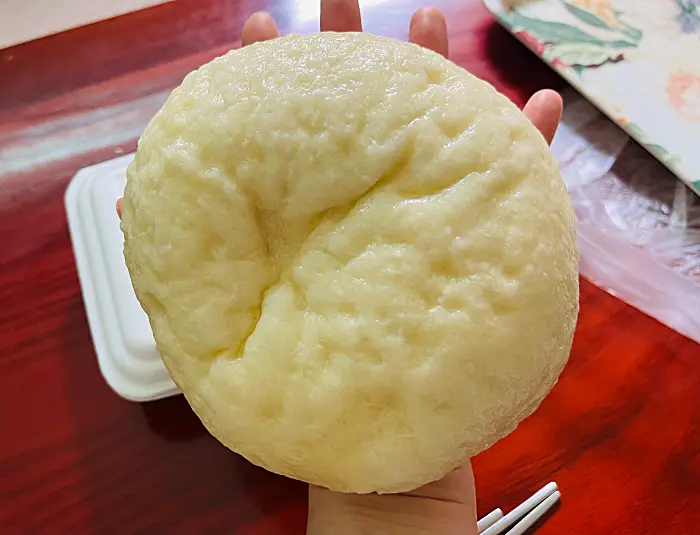 손에 올려진 찐빵 한개