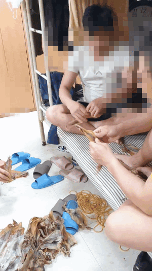  尹 "영웅" 130명 맞이한 날..늘 반보뒤 있던 김건희 나란히 섰다