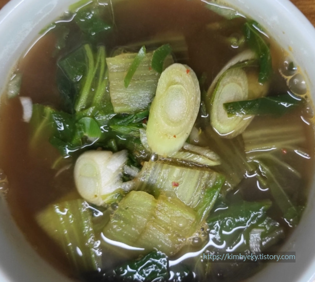 배추 우거지 된장국은
깊은 된장 맛과
구수한 국물로
봄철 면역력 강화와 건강식으로도 훌륭한
배추 우거지 국은
간단한 재료로 쉽게 만들 수 있습니다.