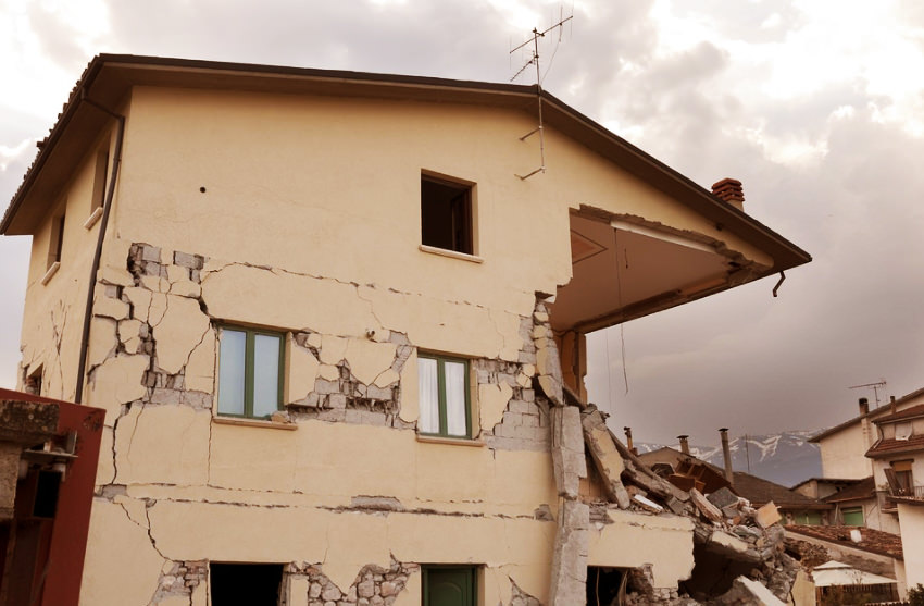 지진으로 인해 무너진 집