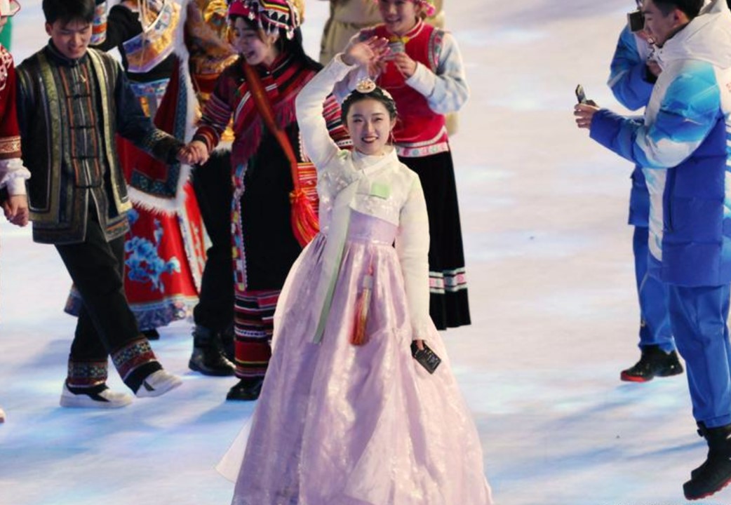 베이징 올림픽 개막식에서 한복을 입은 여인이 손을 흔들고 있다.