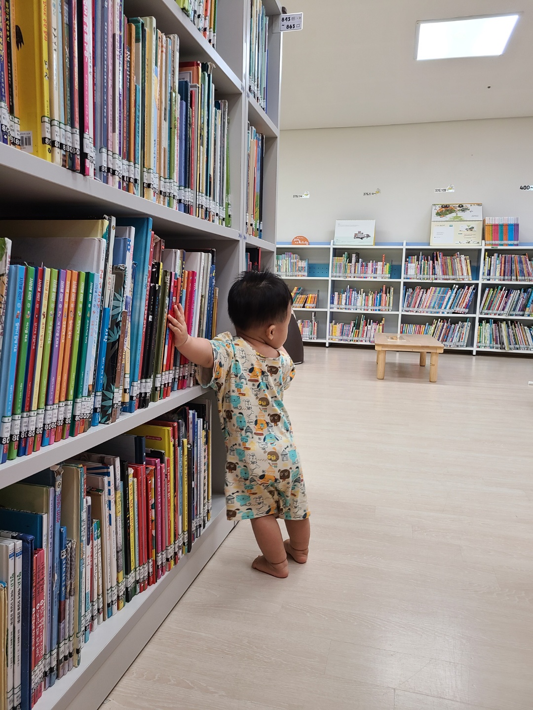 도서관을 자유롭게 탐색하는 둘째 아이