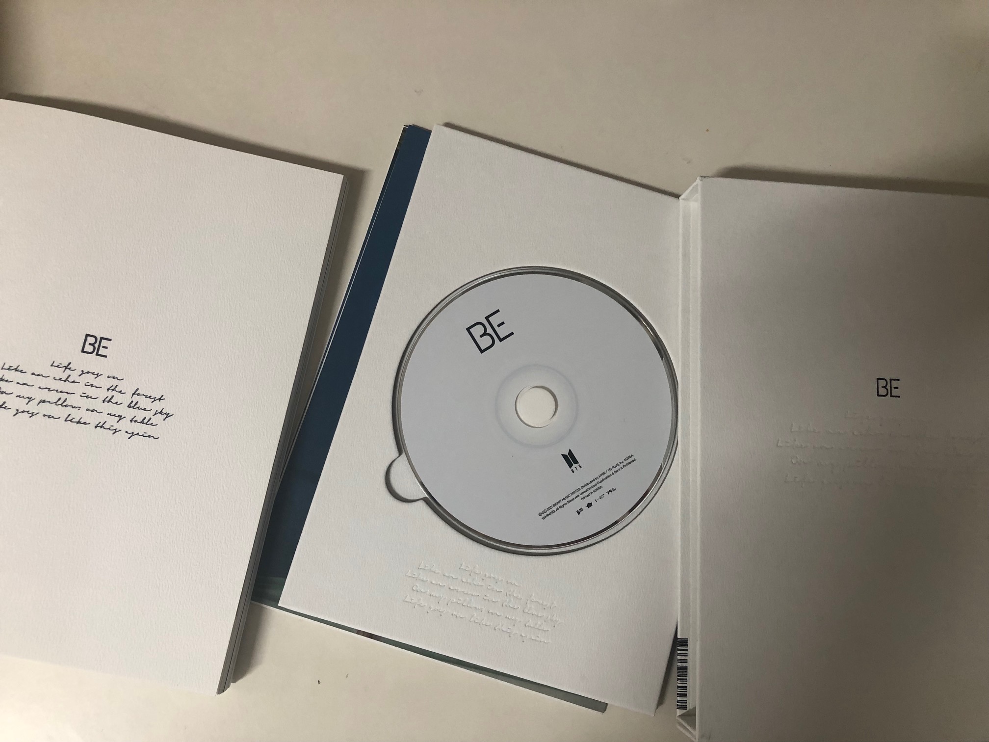 방탄소년단 BE Essential Edition책자&#44; 앨범&#44; 커퍼 이렇게 사진을 찍어봤습니다