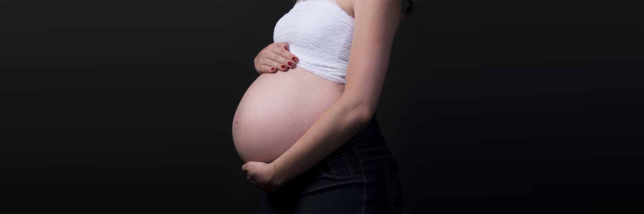임신중인-임산부의-볼록한-배-사진