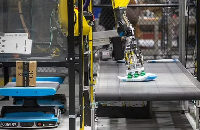 수백만 개 물건을 분류하는 아마존의 스패로우 로봇 팔 VIDEO: Amazon uses new robotic arm to pick up and identify products
