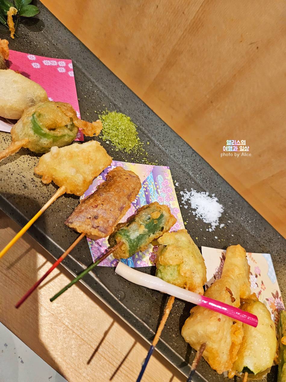 일렬로 늘어선 맛있는 꼬치 튀김 교토 기온 본점 마이코 한 리뷰 6