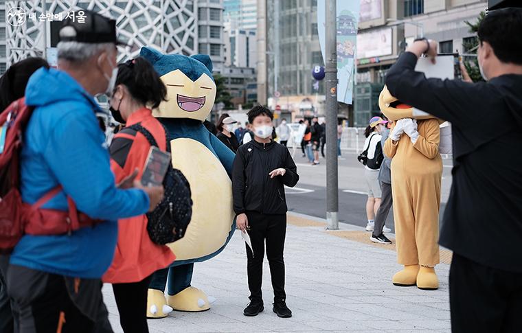 포켓몬스터 캐릭터와 사진을 찍는 어린이 참가자 ⓒ김아름